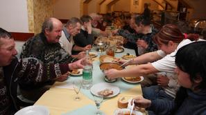 Tudi za brezdomce ima mariborska škofijska Karitas poseben program pomoči. (Foto