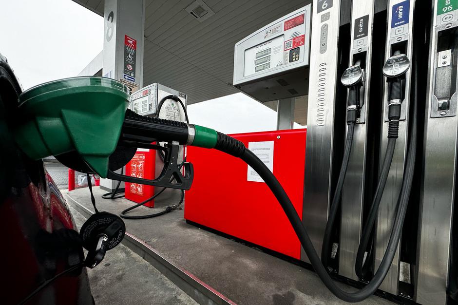 Bencinska črpalka bencin točenje goriva | Avtor: Profimedia