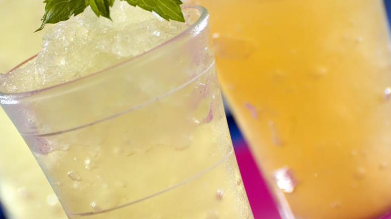 Na enak način lahko pripravite tudi pomarančno zmrzlino. (Foto: Shutterstock)