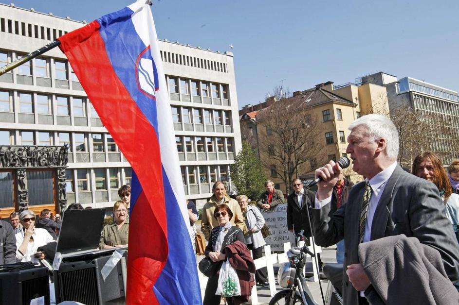 Protest pred DZ zaradi deložacije