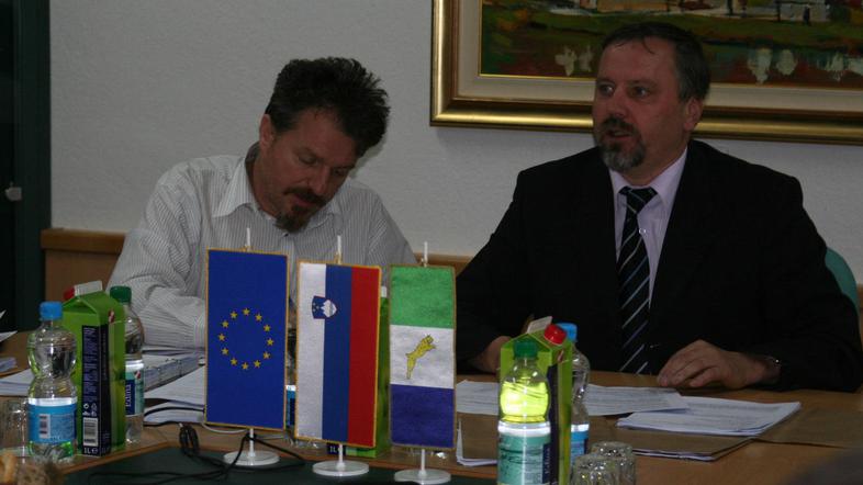 Po navedbah Franca Škufce (na sliki desno) je občina po vsakem razpisu ovadena, 