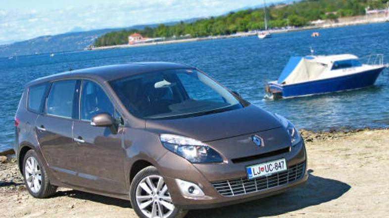 Grand scénic je od navadnega scénica dražji za 900 evrov. Po našem mnenju je to 