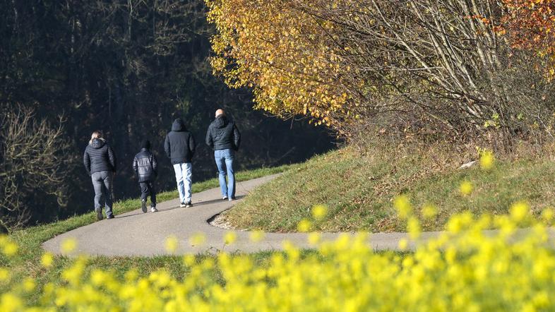 jesen sprehajalci sonce