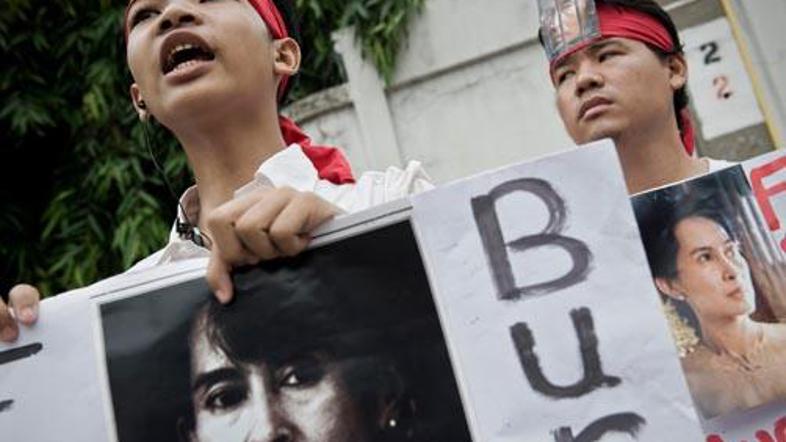 V času predvidene razglasitve sodbe so se v Bankogu v podporo Su Čijevi zbrali š
