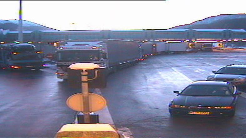 Zaprt je tudi uvoz na priključku Hrušica v smeri Karavank, promet za osebna vozi