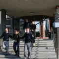 Muzaferović (spredaj) naj bi priznal, da je bil zraven, ne pa tudi, da je bombo 