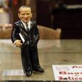 Figurica okrvavljenega Berlusconija gre v predbožičnem času za med. (Foto: Epa)