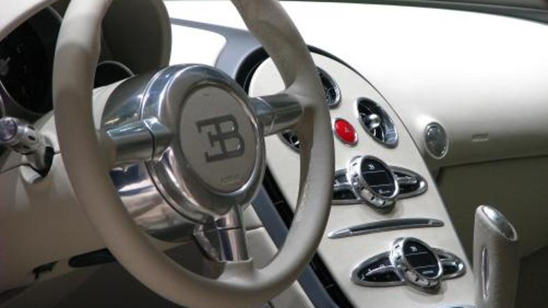 Bugatti je poleg Aston Martina ena izmed peščice znamk, ki za zdaj prisega na tr
