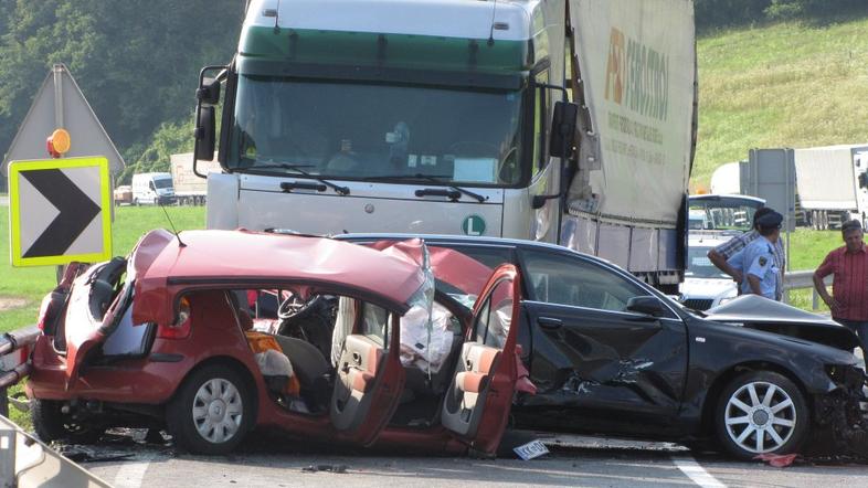 Blaž Mirt v renault modusu trka z audijem, ki ga je vozil Aleksander Polovič, ni