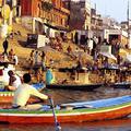 Za hindujce sveta reka Ganges vijuga skozi indijsko mesto Varanasi, eno najdlje 