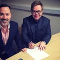 Elton John in David Furnish pred matičarjem