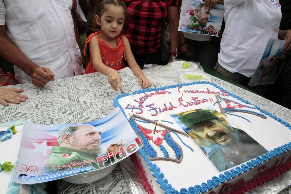 Fidel Castro, 85. rojstni dan, deklica reže torto