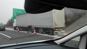 Tovornjak ob avtocedsti