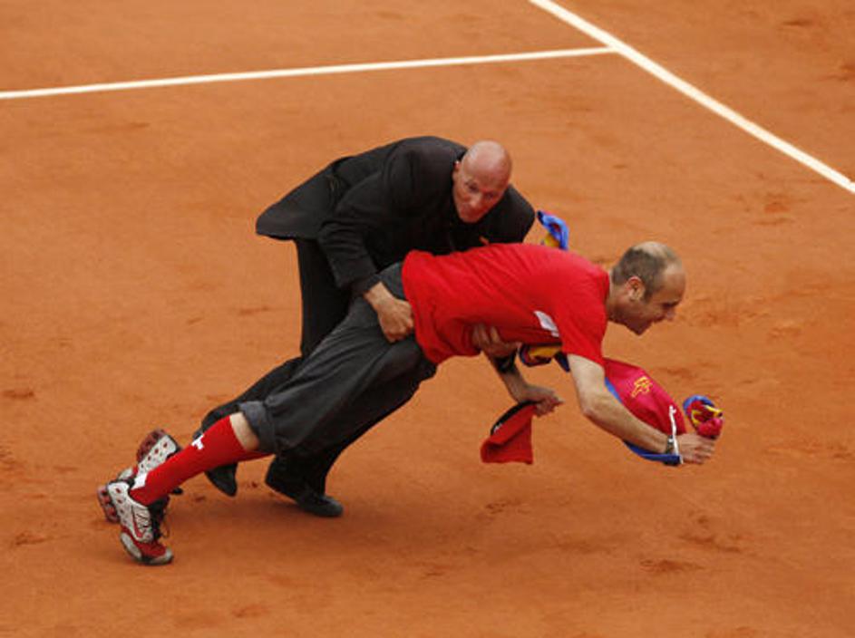 Jimmy Jump je svojo potezo opravičeval s tem, da je želel pokazati gesto proti r