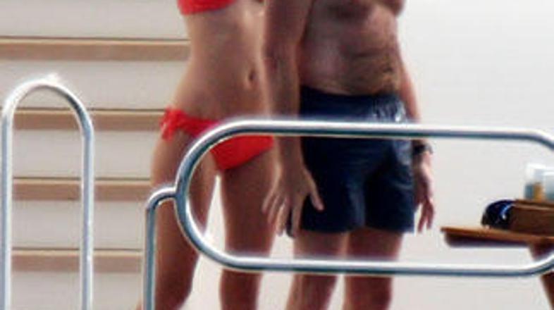 Roman ima kljub izgubi še veliko jaht, na katerih se lahko sprošča.