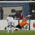 Španec Iker Casillas je najglasnejši v kritikah nove žoge Lige prvakov.