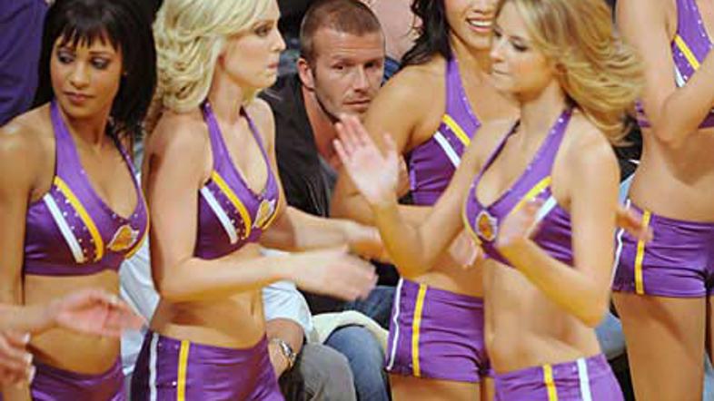 David se ne more upreti postavnim dekletom.