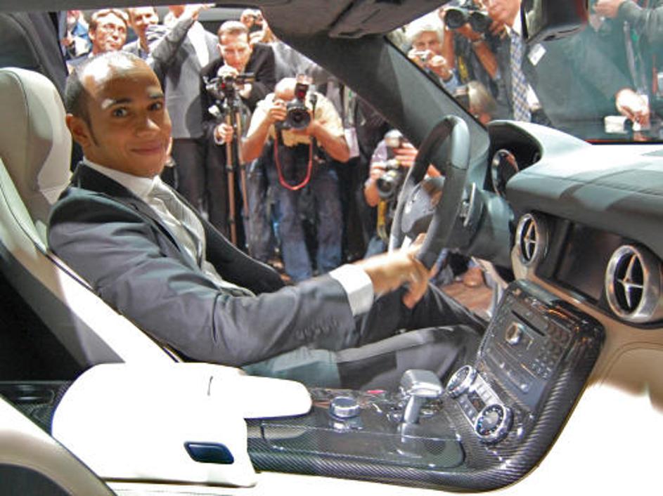 Lewis Hamilton v novem SLS