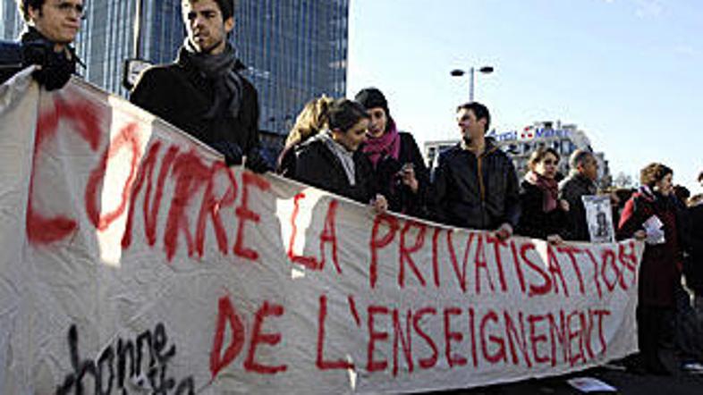 Študentje pred univerzo protestirajo proti Sarkozyjevim reformam.
