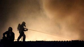 Ogenj je zajel okoli 700 hektarjev veliko območje, ki je domnevno posejano z min