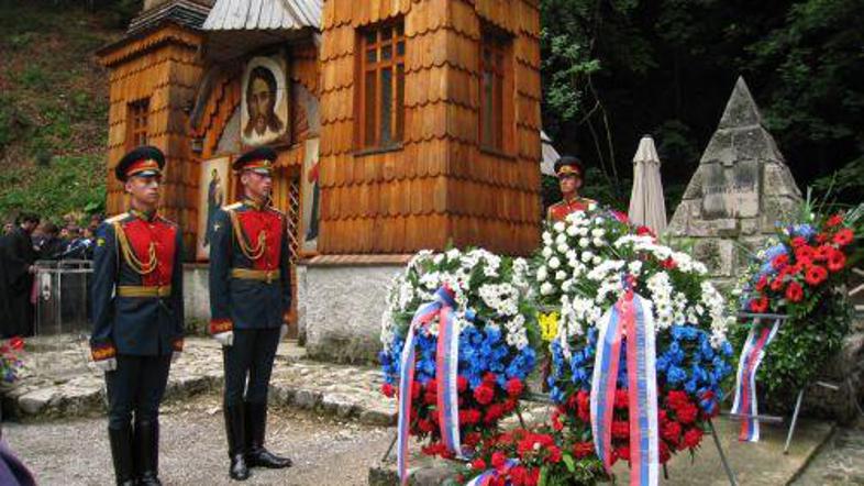 Pozimi, 12. marca 1916, se je s strmin Mojstrovke utrgal ogromen snežni plaz. Po