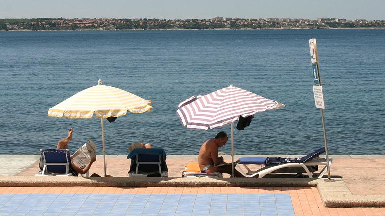 Upravljavci plaž tarnajo, da za vzdrževanje namenjajo 150 tisoč evrov na leto.