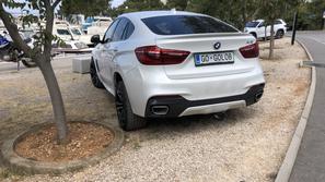 BMW X6 z registrsko oznajo GO GOLOB