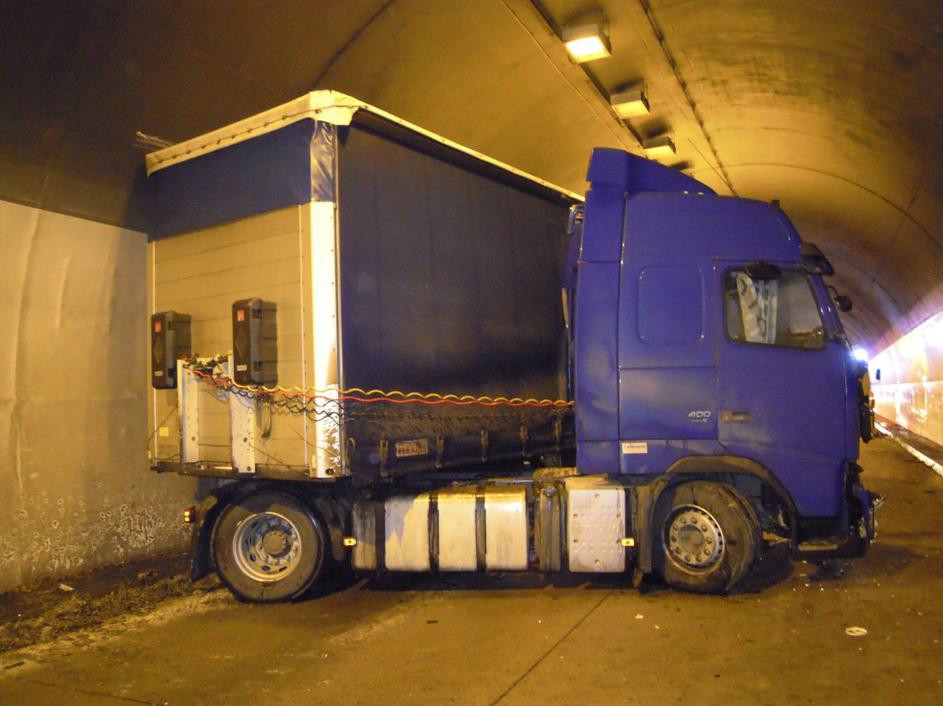 Nesreča v predoru Golo rebro