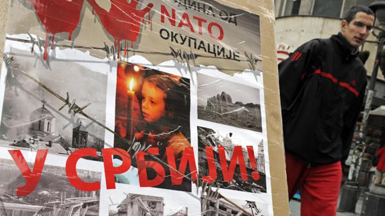 Na plakatu je napisano "desetletje Natove okupacije Srbije", nekateri mediji pa 