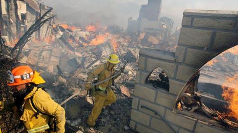 Požar bo po napovedih gasilcev divjal še vsaj dva dni.