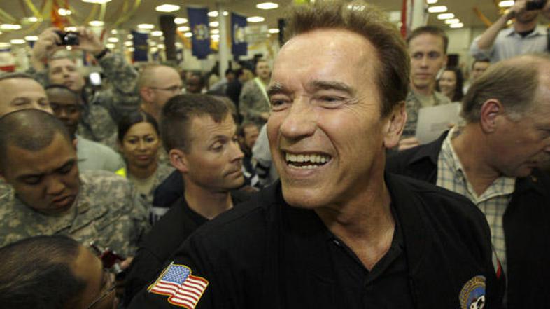 Arnold Schwarzenegger je obiskal ameriške vojake v Iraku in jih opomnil, naj ne 