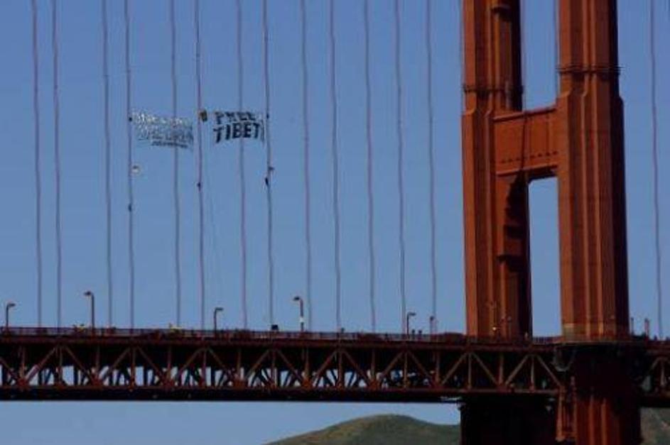 Na znamenitem mostu Golden Gate pred San Franciscom so že izobesili "pozdrav" ba