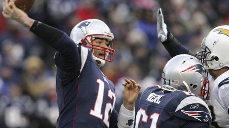 Linijski igralci ščitijo podajalca, da ta lahko uspešno poda žogo svojim lovilce