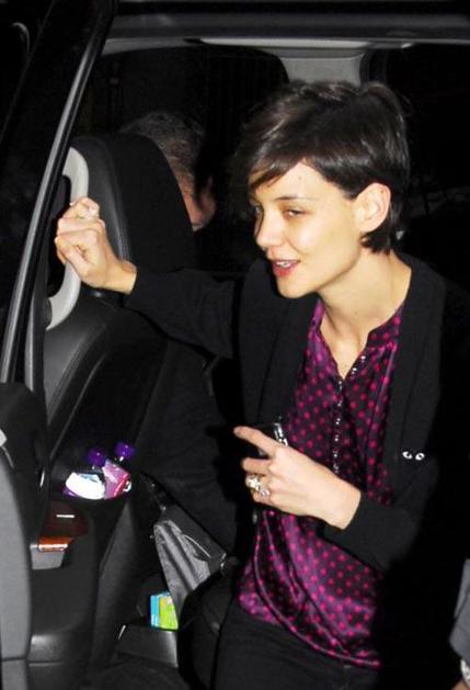 Katie je na poti v gledališče pritegovala radovedne poglede mimoidočih.