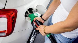 Bencinska črpalka, dekle toči gorivo