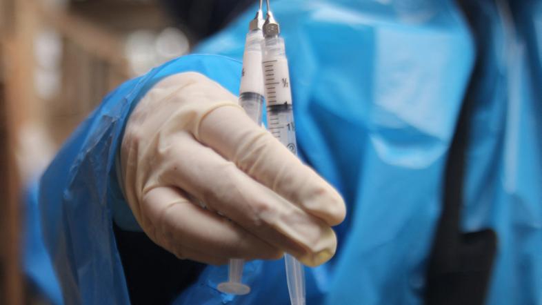 veterinarji pri cepljenju živine zaradi slinavke in parkljevke