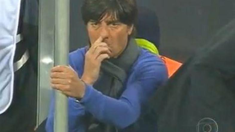 Löw je od živčnosti brskal s prstom po nosu. (Foto: Youtube)