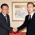 Član severnokorejske delegacije v Južni Koreji Kim Jang GonKim Yang-Gon (levo) s