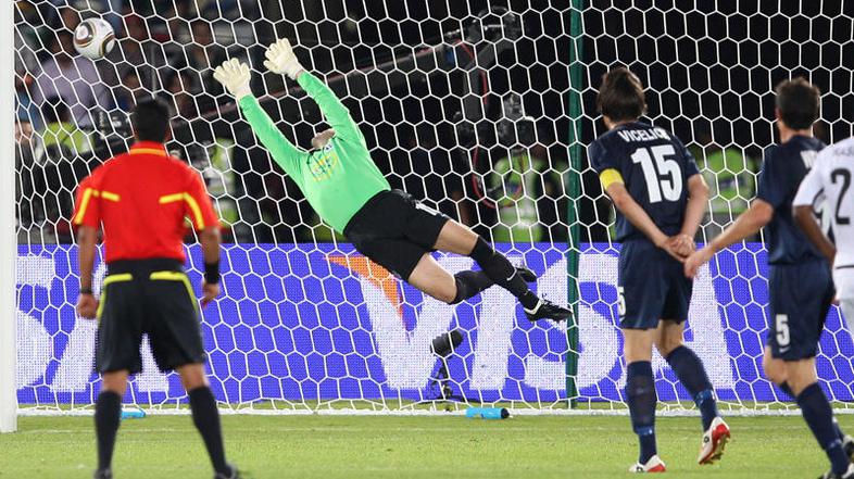 Vratar Auckland Cityja, Paul Gothard, zna menda tudi braniti. (Foto: EPA)