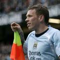 Craig Bellamy Slovence opozarja na ozračje na stadionu v Belfastu.