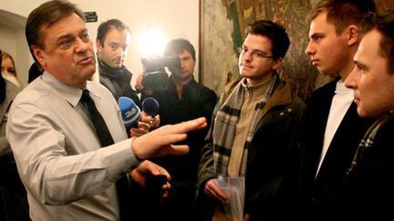 Predstavniki podmladkov SDS, SLS in NSi so Jankoviću predali igro monopoli in mu