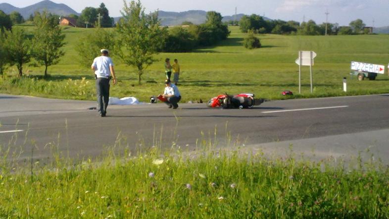 V nesreči umrl motorist.