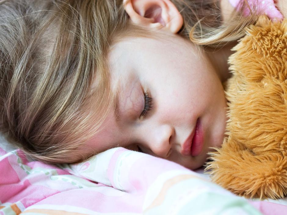 deklica, punčka, spanje | Avtor: Žurnal24 main