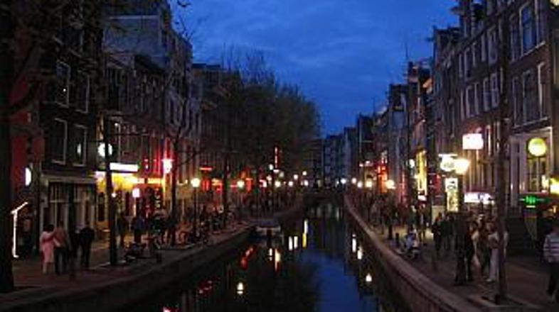 Rdeča četrt čez dan v glavnem počiva, zvečer pa se, predvsem ob koncih tedna, pr