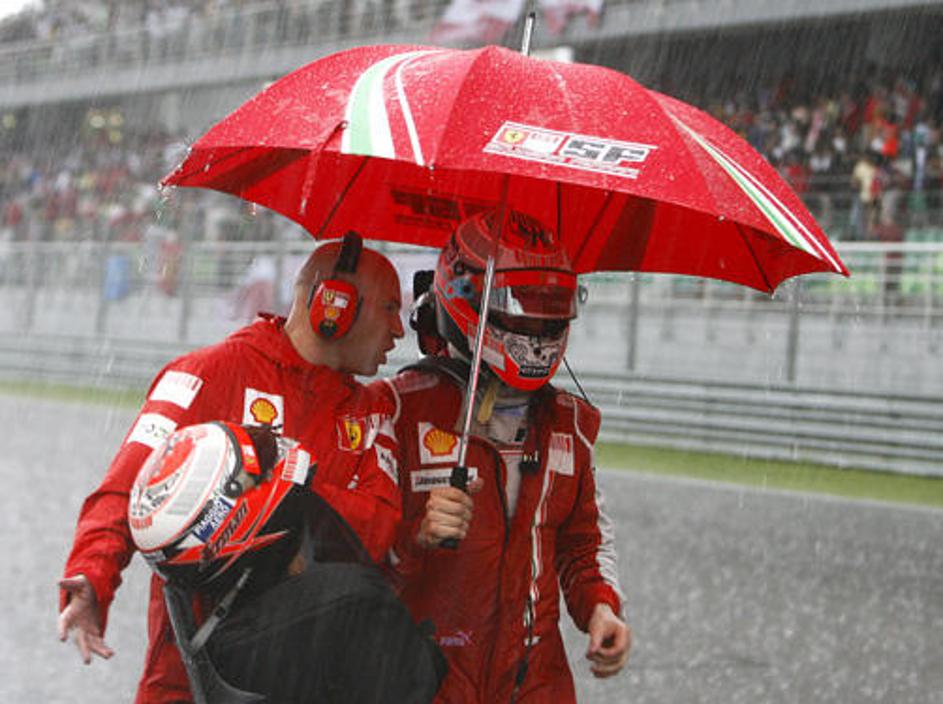 24 krogov pred ciljem so se odprla nebesa, steza je bila v nekaj minutah poplavl