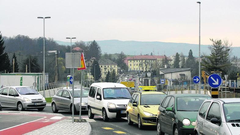 V novem krožišču so včeraj avtomobili nekaj po 14. uri stali v koloni, ki se sko