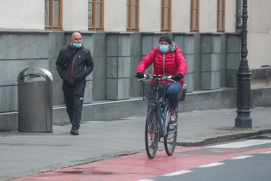 nošenje mask na prostem | Avtor: Saša Despot