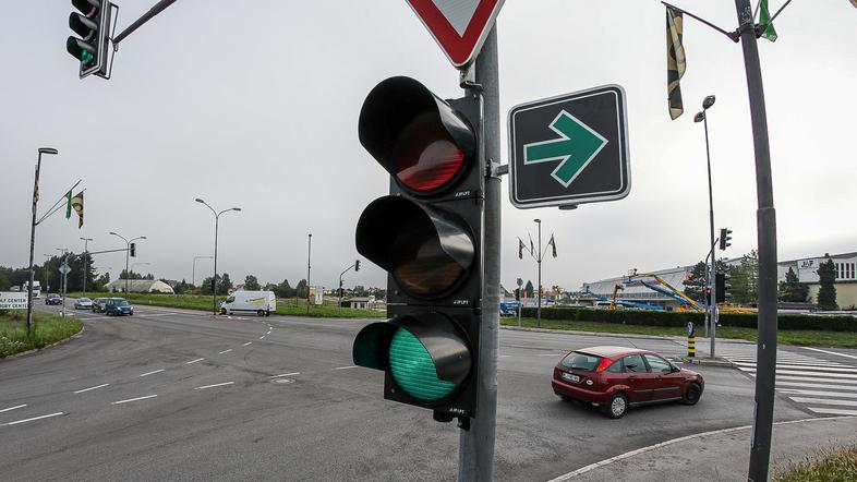 dodatna zelena puščica za zavijanje desno