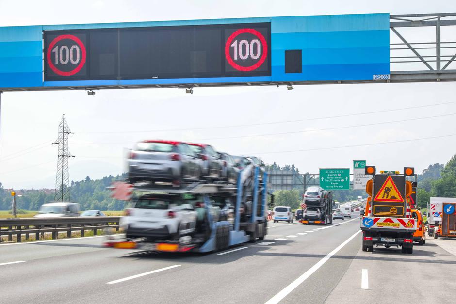 DARS avtocesta hitrost opozorilna tabla omejitev promet | Avtor: Saša Despot