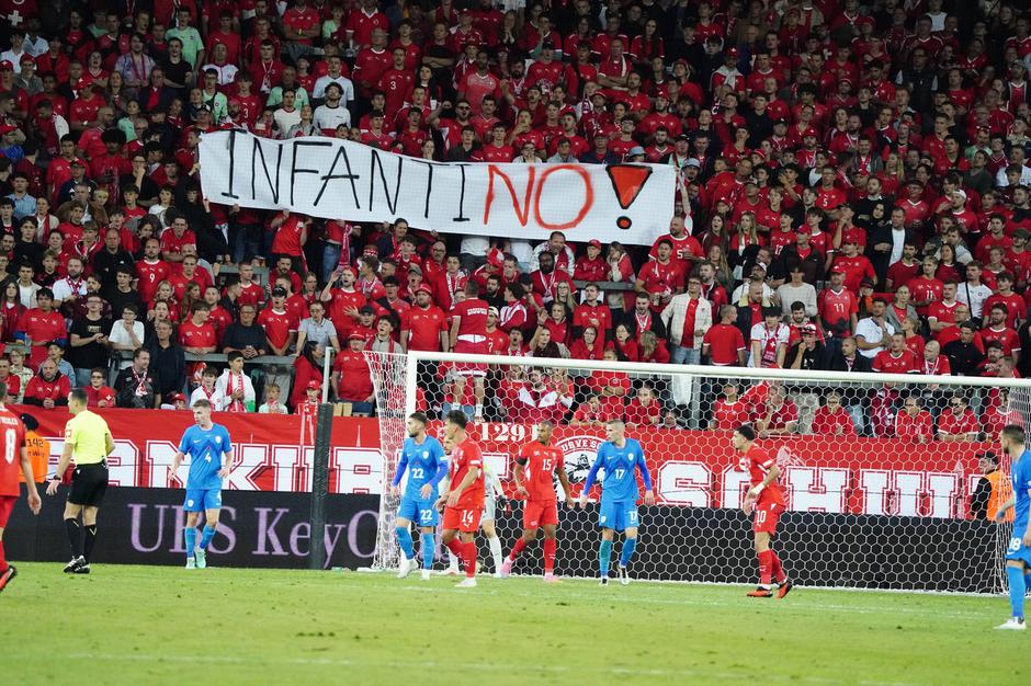 Švica Slovenija Infantino transparent | Avtor: Profimedia
